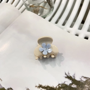 Molletta per capelli in acetato beige con fiore blu e piccolo dettaglio in strass