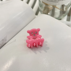 Pince à cheveux ours en acétate rose avec strass et motif cœur sur fond blanc épuré