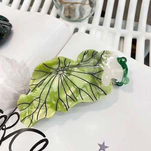 Pince à cheveux en acétate vert forme feuille de lotus avec petite grenouille et strass