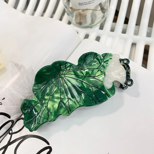 Pince à cheveux élégante en acétate vert émeraude forme nénuphar avec petits cristaux
