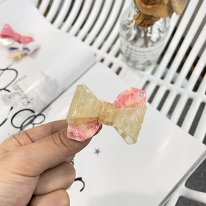 Fermaglio per capelli Y2K in acetato con fiocco e strass in crema e rosa marmorizzato
