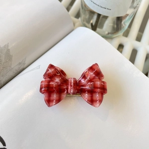 Barrette à cheveux avec nœud à carreaux rouges en acétate brillant et pince dorée