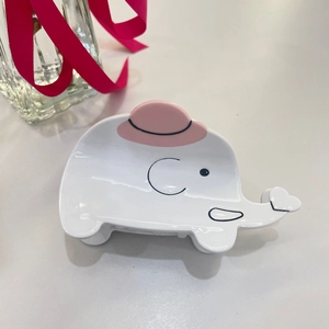 Dettaglio della molletta in acetato a forma di elefante bianco con cappello rosa
