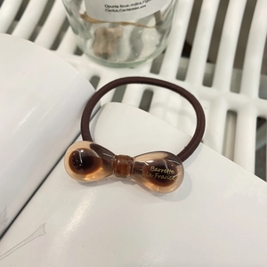 Élastique à cheveux minimaliste avec nœud en résine ambre et cordon marron foncé