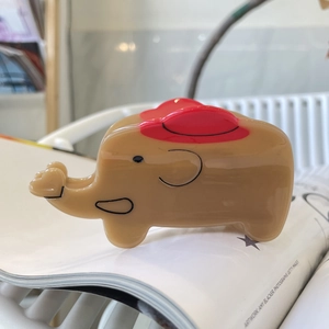 Dettaglio molletta per capelli a forma di elefante in acetato color kaki e rosso