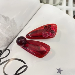 Zweiteiliges Set rote Haarspangen aus Harz mit Kirsch-Design und Bernstein-Optik