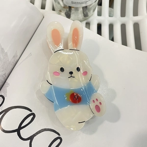 Détail d'une pince à cheveux lapin en acétate blanc avec chemise bleue et fraise