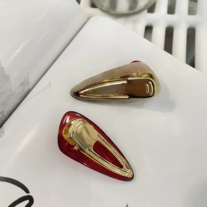 Süße Bernstein-Haarspangen aus Kunstharz in Burgund und Marmor-Beige mit Goldmetall