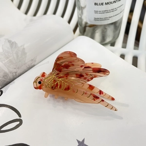 Pince à cheveux libellule élégante en acétate rose avec détails dorés pour femmes