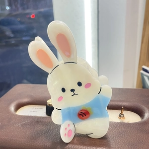 Détail de la pince à cheveux lapin en acétate avec motif carotte et finition crème