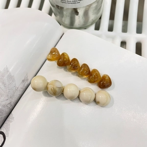 Eleganter bernsteinfarbener Herz-Haarclip und cremefarbene Perlen-Haarspange