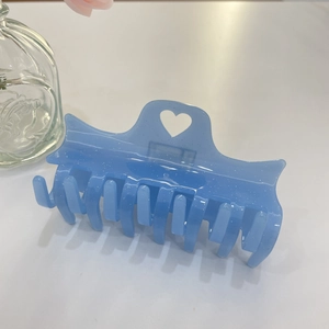 Pince à cheveux cœur bleu clair pailleté en acétate avec finition mate translucide