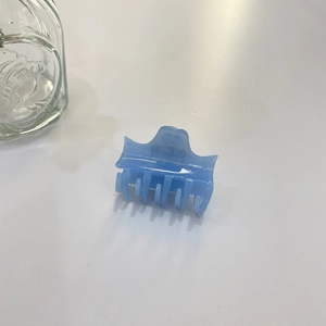 Pince à cheveux cœur bleu clair en acétate avec paillettes et design élégant