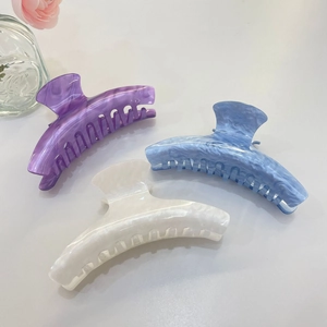 Tre fermagli per capelli in acetato con trama marmorea in viola blu e bianco crema
