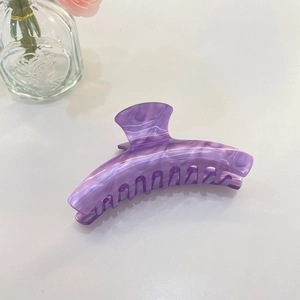 Vista dettagliata della pinza per capelli in marmo viola con finitura lucida in acetato