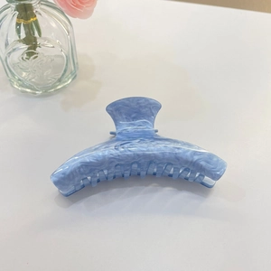 Elegante fermaglio per capelli in acrilico azzurro con trama marmorizzata per le donne
