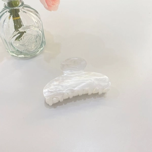 Elegante pinza per capelli con trama marmo bianco per donne in scena minimalista