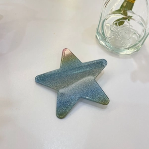 Makro-Detail der Y2K Stern-Haarklammer mit blau-magenta Farbverlauf und Glitzerfinish