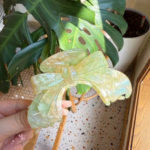 Detailed macro of a green marble pattern handmade acetate bow hair claw clip