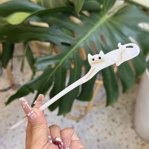 Pic à cheveux chat minimaliste en acétate blanc laiteux avec des lignes dorées
