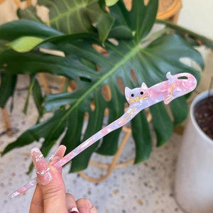 Pic à cheveux en acétate marbré rose avec motif de chat mignon et détails dorés