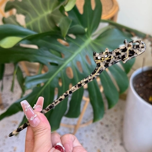 Détail d'un pic à cheveux chat en acétate avec strass et motif d'écaillé de tortue