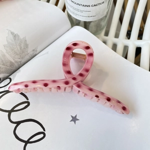 Pince à cheveux rose à pois avec design triangulaire torsadé pour femmes