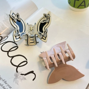Nahaufnahme von Schmetterlings-Haarklammern mit 3D-Blumeneffekt auf einem Lifestyle-Magazin