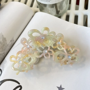 Eleganter Blumen Haarklammer aus Acetat mit glitzernden Steinen und cremigen Blütenblättern