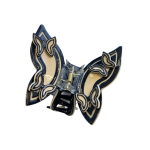 Eleganter Schmetterling-Haarclip aus Acetat mit 3D-Lagenflügeln in Schwarz und Creme-Beige