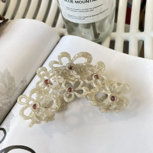 Detail der Blumen-Haarklammer aus Acetat mit cremefarbenen Blüten und rosa Kristallen