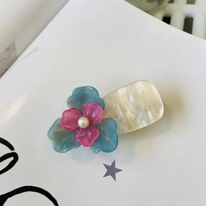 Pince à cheveux fleur Y2K avec pétales bleus et perle sur pince nacrée