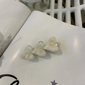 Trois pinces à cheveux cœurs en marbre blanc sur fond de magazine élégant