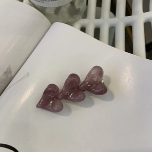 Barrette à cheveux cœur en acétate marbré violet vue à 45 degrés sur un fond blanc épuré