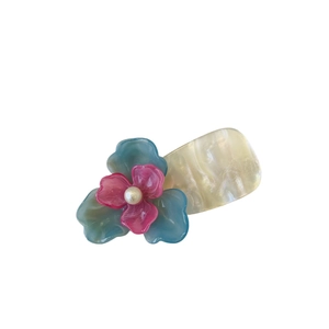 Barrette fleurie en résine avec pétales roses et perle sur pince bec de canard nacrée jaune