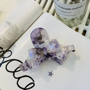 Eleganter violetter Haarklammer aus Acetat mit Marmormuster und hohlgearbeitetem Spitzenrand