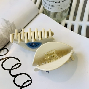 Pack de dos pinzas para el cabello beige de acrílico con detalle azul y texto Spotty Dog