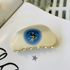 Pinza para el pelo minimalista en acrílico marfil con diseño gráfico de perro manchado