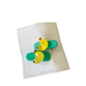 Barrettes à cheveux banane mignonnes en vert menthe présentées sur une carte blanche