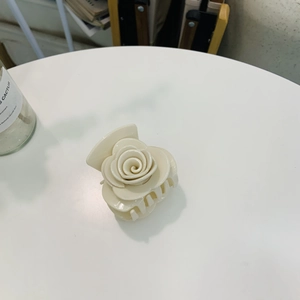 Pince à cheveux fleur de rose en acrylique blanc crème au design minimaliste