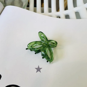 Elegante pinza per capelli a farfalla in acetato verde con design a intaglio su carta