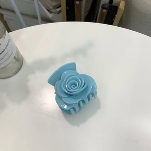 Pince à cheveux rose en acrylique bleu clair avec pétales brillants multicouches