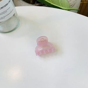 Pince à cheveux minimaliste rose clair translucide en résine en forme de demi-lune quotidien