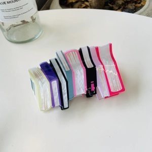 Pinze per capelli a forma di libro in acetato colorato con trama marmorizzata Y2K