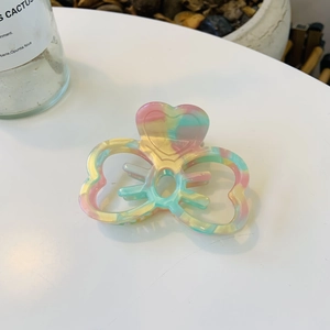 Pince à cheveux papillon multicolore aux tons macaron et texture acrylique cœur
