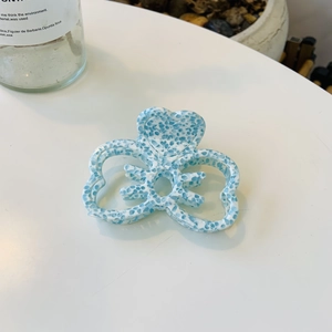 Pince à cheveux motif marbre bleu et blanc en forme de chat avec design papillon