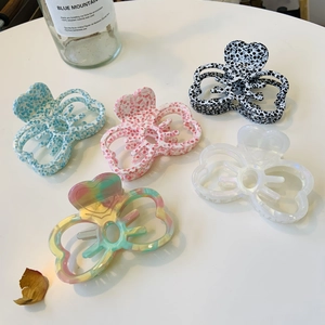 Détails de cinq pinces à cheveux papillon en acétate avec motifs léopard et marbrés colorés