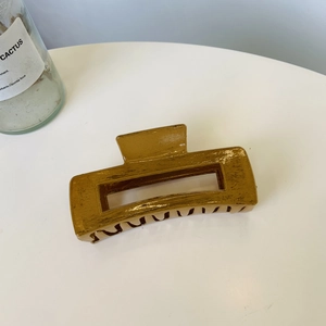 Minimalistische große quadratische Haarklammer mit Holzmaserung für elegante Frisuren