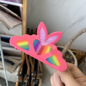 Rosa Haarklammer aus Acetat mit Regenbogen-Herz-Muster und niedlichem Hasenohr-Design