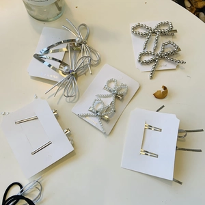Ensemble de barrettes à cheveux nœud perlé style coréen sur un fond blanc minimaliste